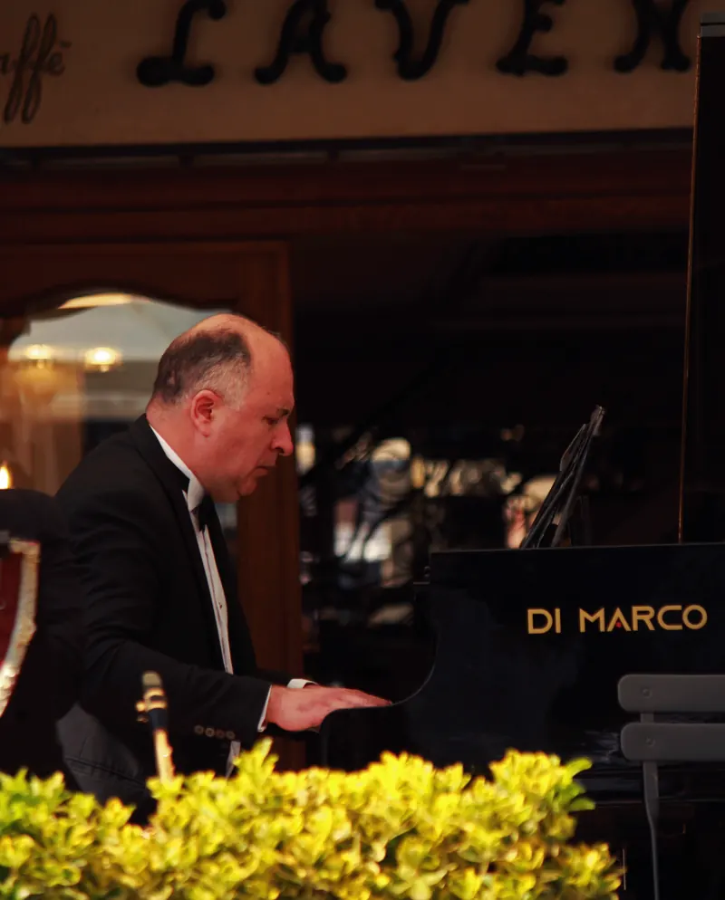 Pianista tocando en una terraza de la Piazza San Marco.