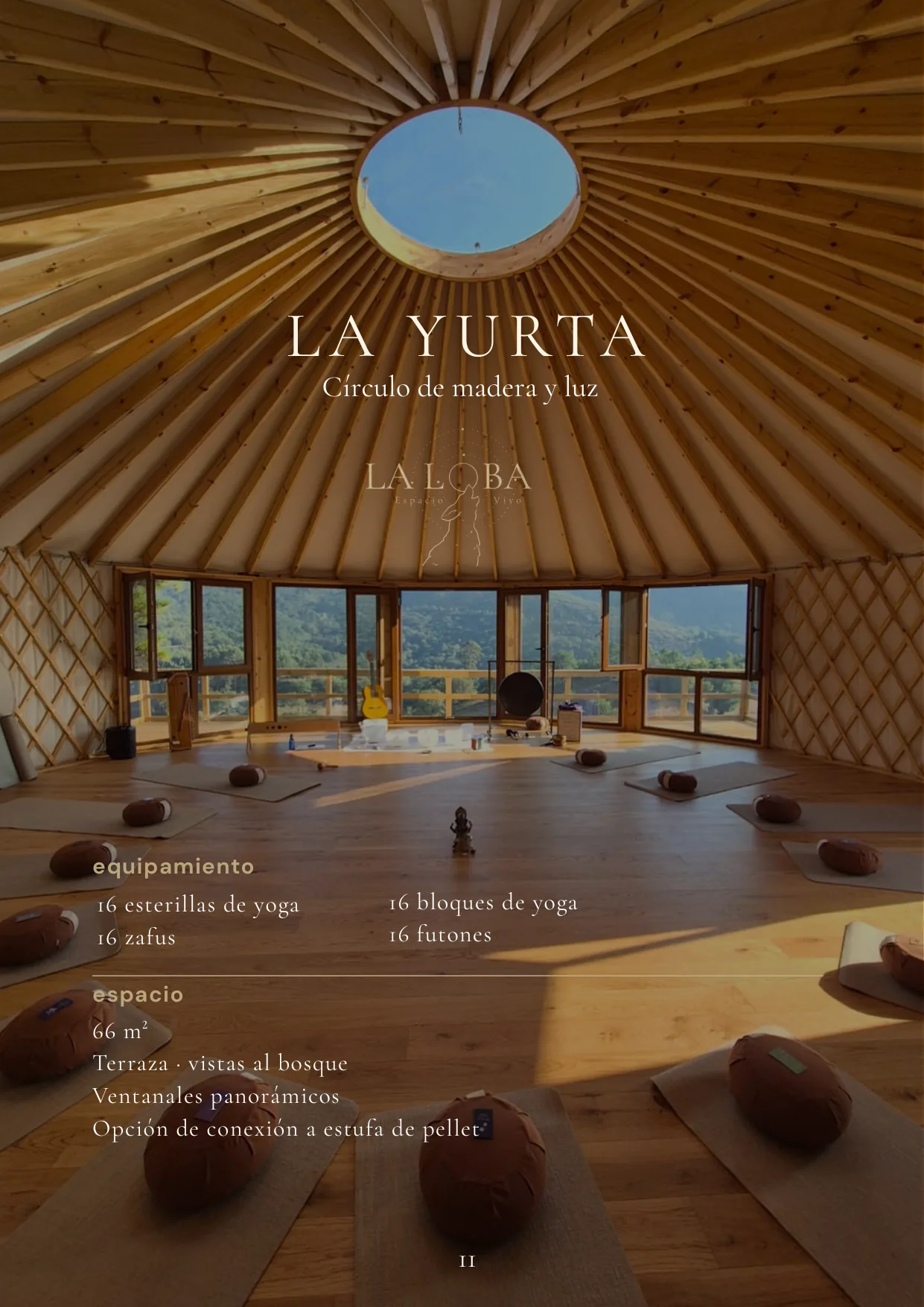 Página de la yurta: cúpula de madera con lucernario y esterillas de yoga.