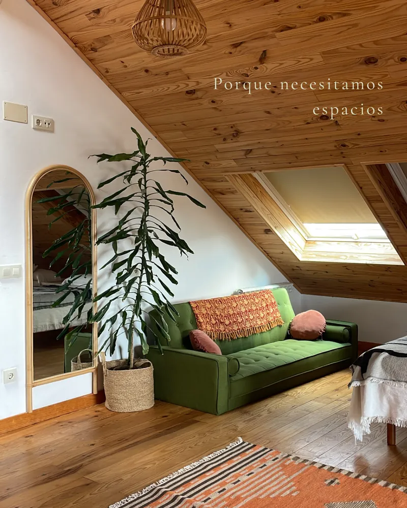 Porque necesitamos espacios, sobre un salón abuhardillado con sofá verde.