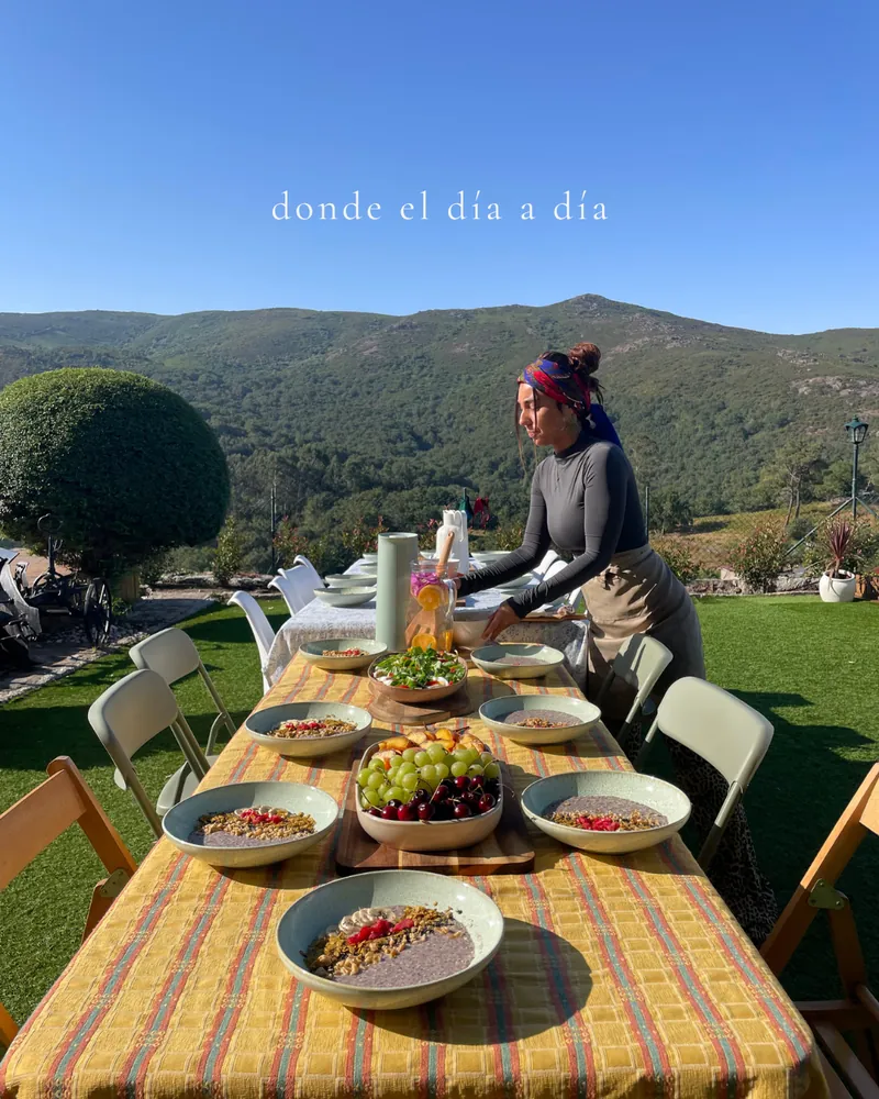 Donde el día a día, sobre una mesa larga puesta en el jardín.