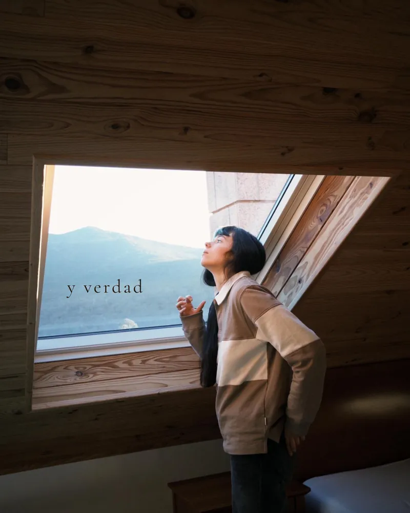 Y verdad, sobre una chica asomada a una ventana de tejado.