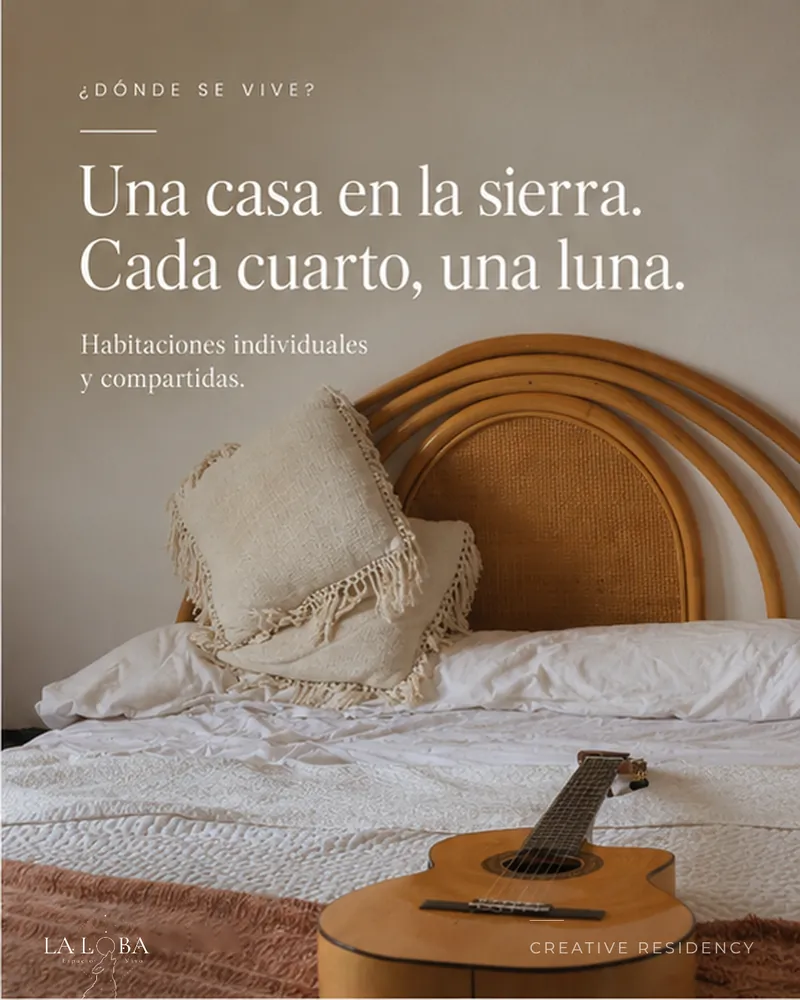 Una casa en la sierra. Cada cuarto, una luna, sobre una cama con una guitarra.