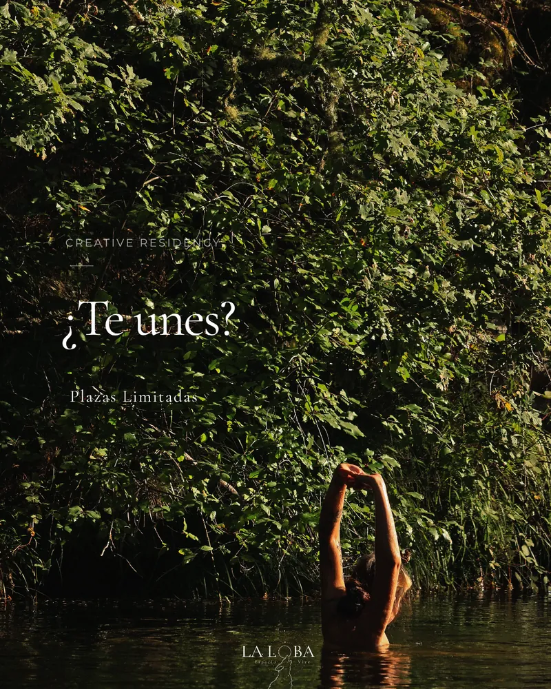 ¿Te unes? Plazas limitadas, sobre una bañista entre la vegetación del río.