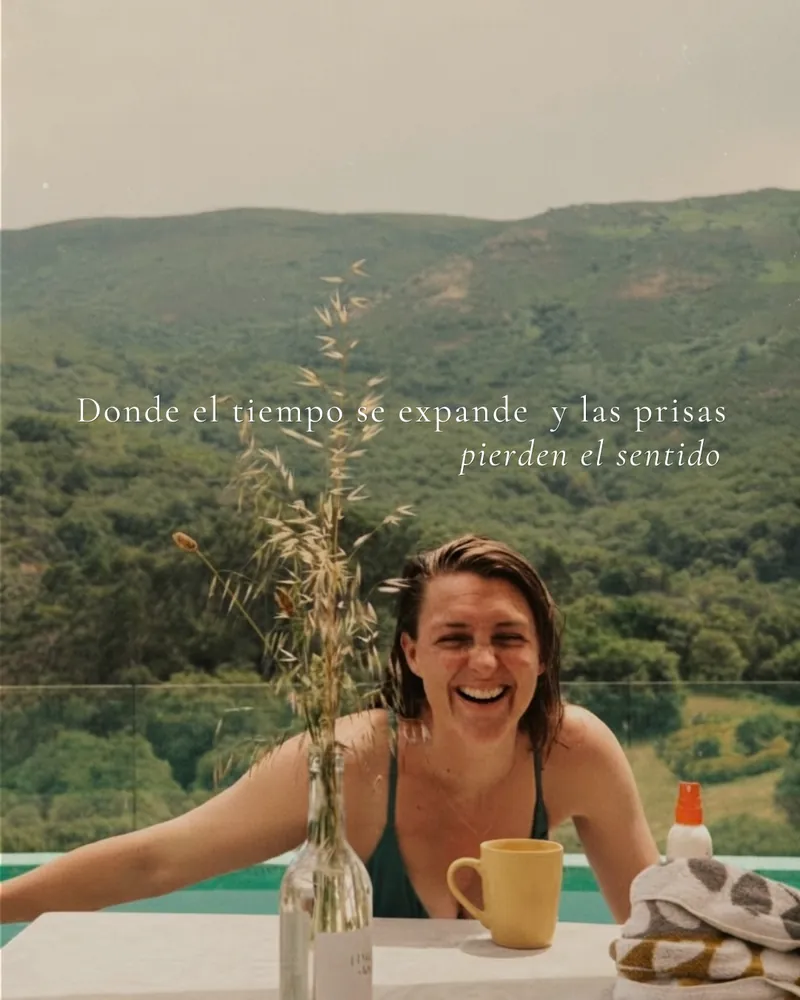 Donde el tiempo se expande y las prisas pierden el sentido, sobre una chica riéndose junto a la piscina.