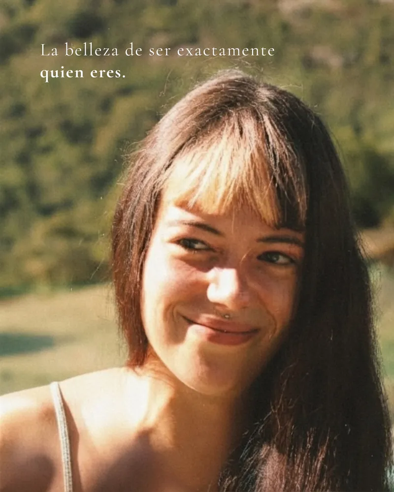La belleza de ser exactamente quien eres, sobre el retrato de una chica sonriendo al sol.