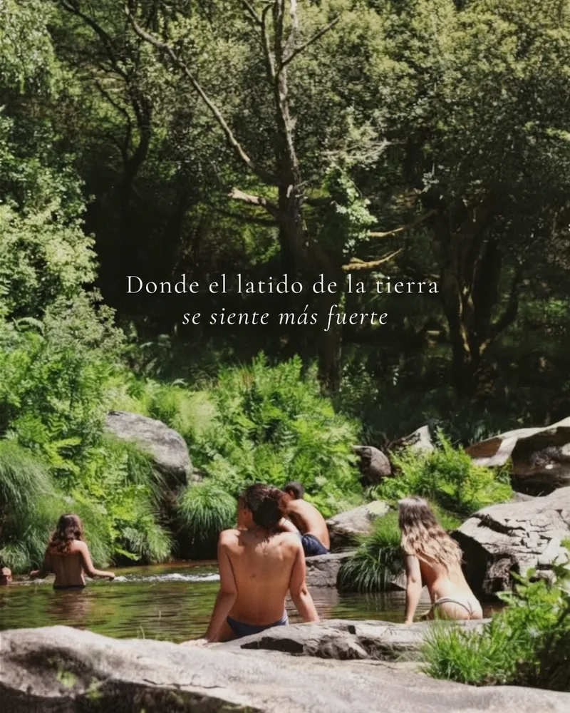 Donde el latido de la tierra se siente más fuerte, sobre unos bañistas en una poza del río.