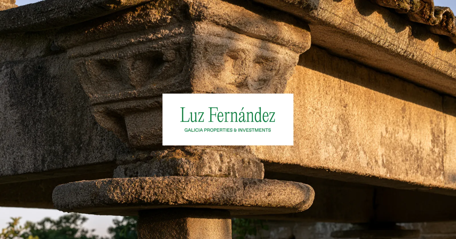 Hórreo de piedra a contraluz con la marca sobre placa blanca.