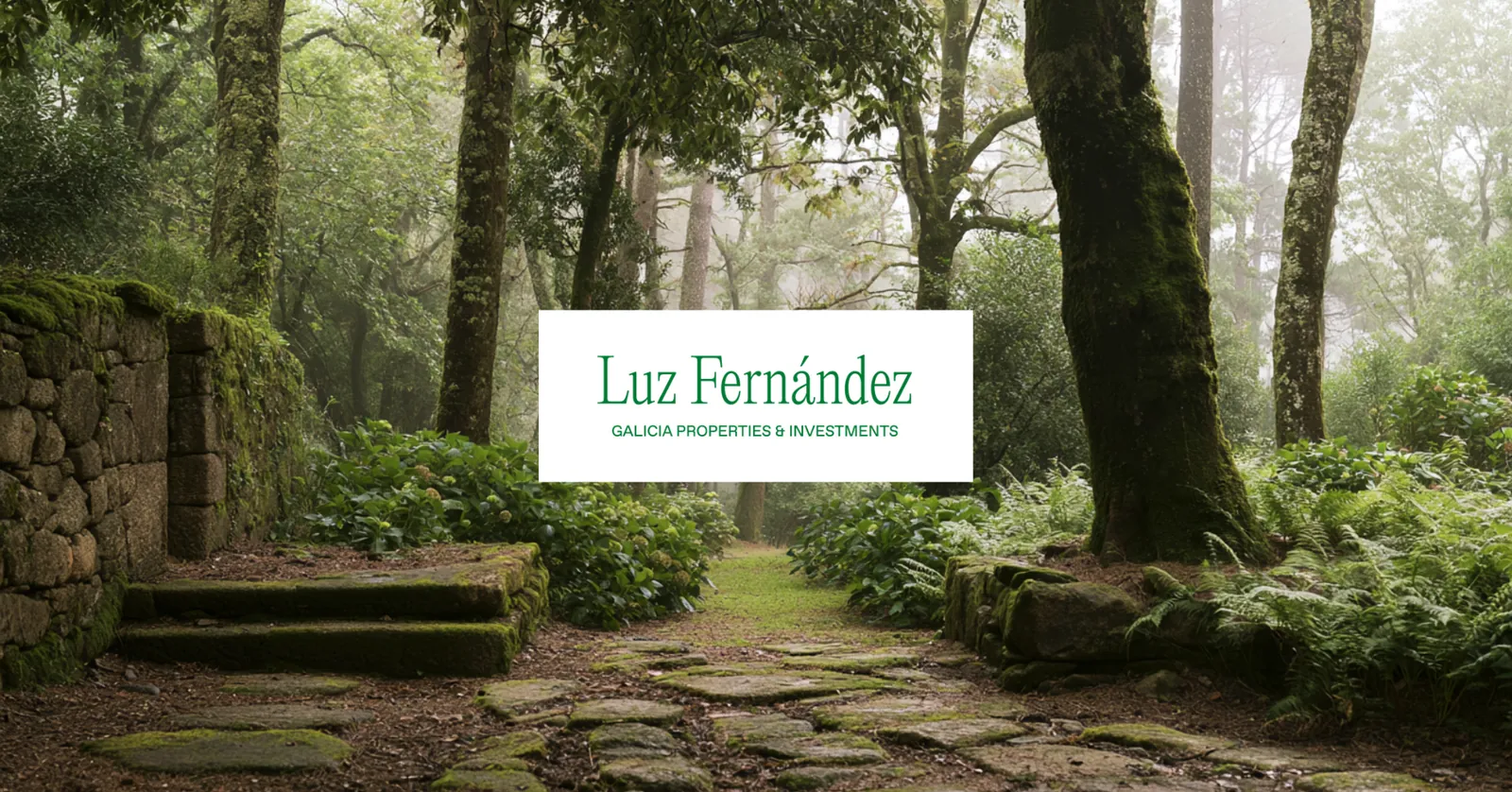 Banner de Luz Fernández: camino de piedra entre robles con niebla y la marca sobre placa blanca.