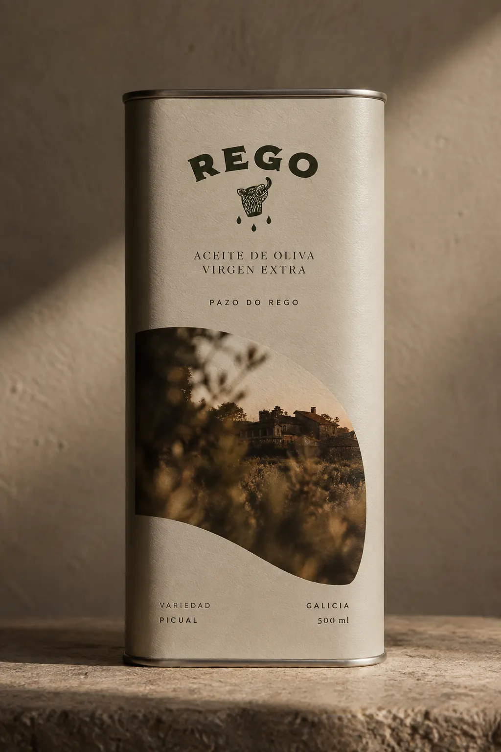 Lata de aceite REGO fotografiada sobre piedra con sombra de hojas.