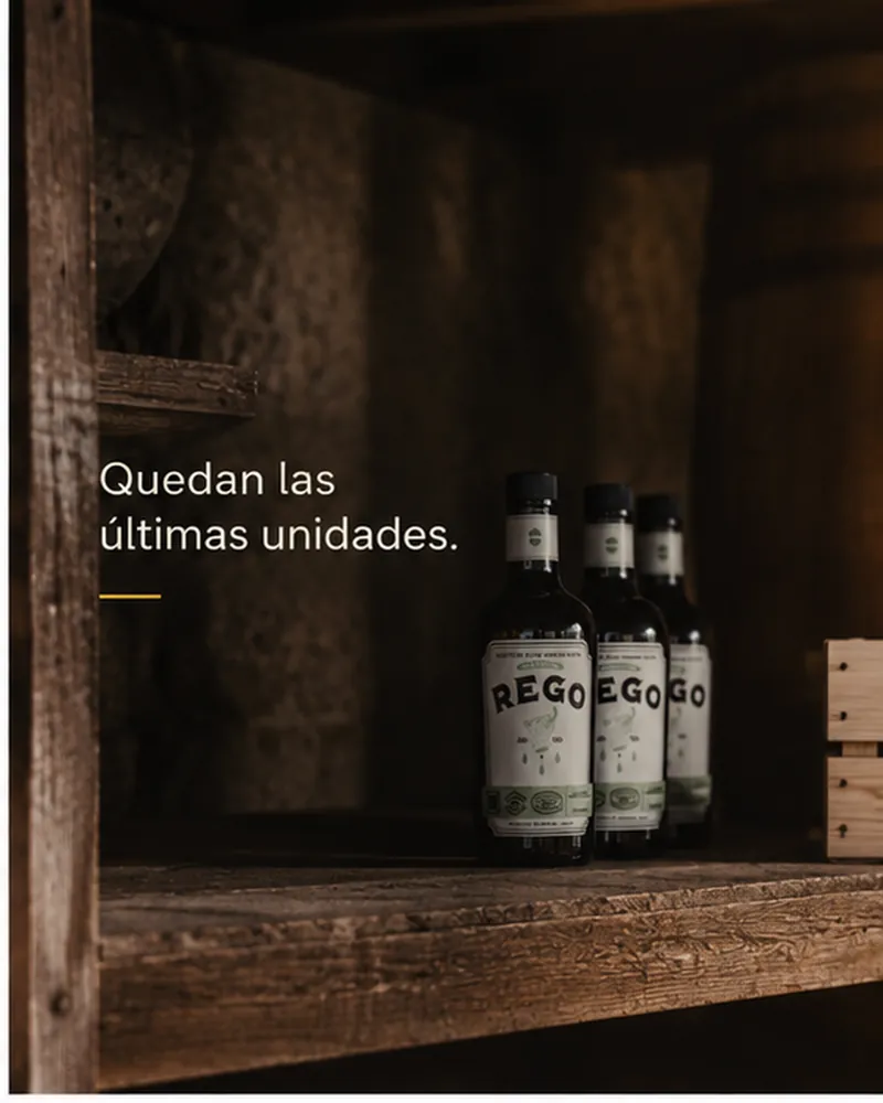 Quedan las últimas unidades, con tres botellas en un estante de madera.