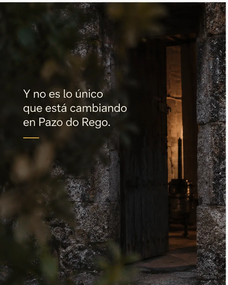 Y no es lo único que está cambiando en Pazo do Rego, junto a una puerta de piedra entreabierta.