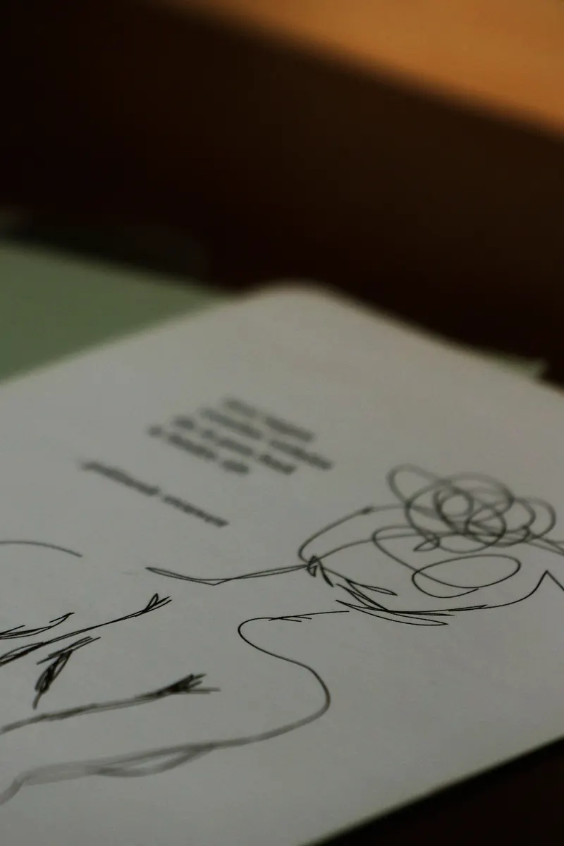 Cuaderno abierto con un dibujo a línea hecho a mano.