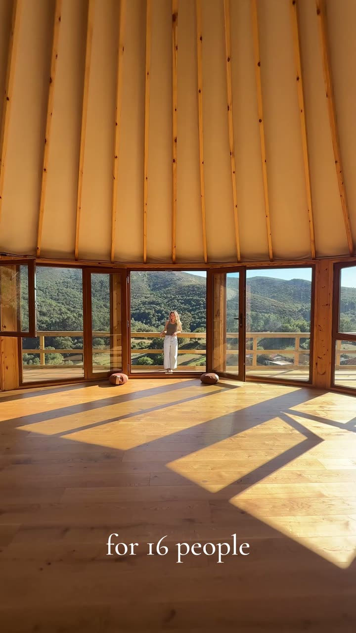 La yurta de La Loba vacía, con la luz de la tarde entrando por los ventanales.