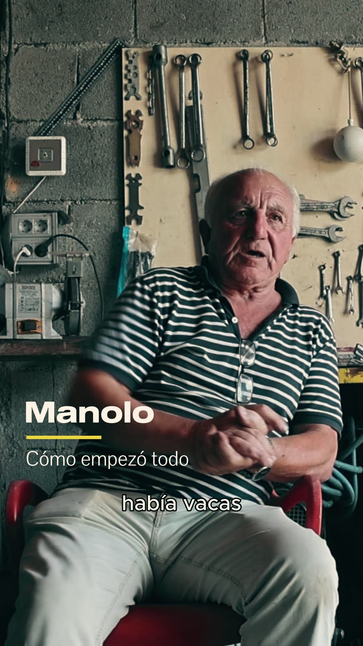 Manolo en su local contando cómo empezó todo.