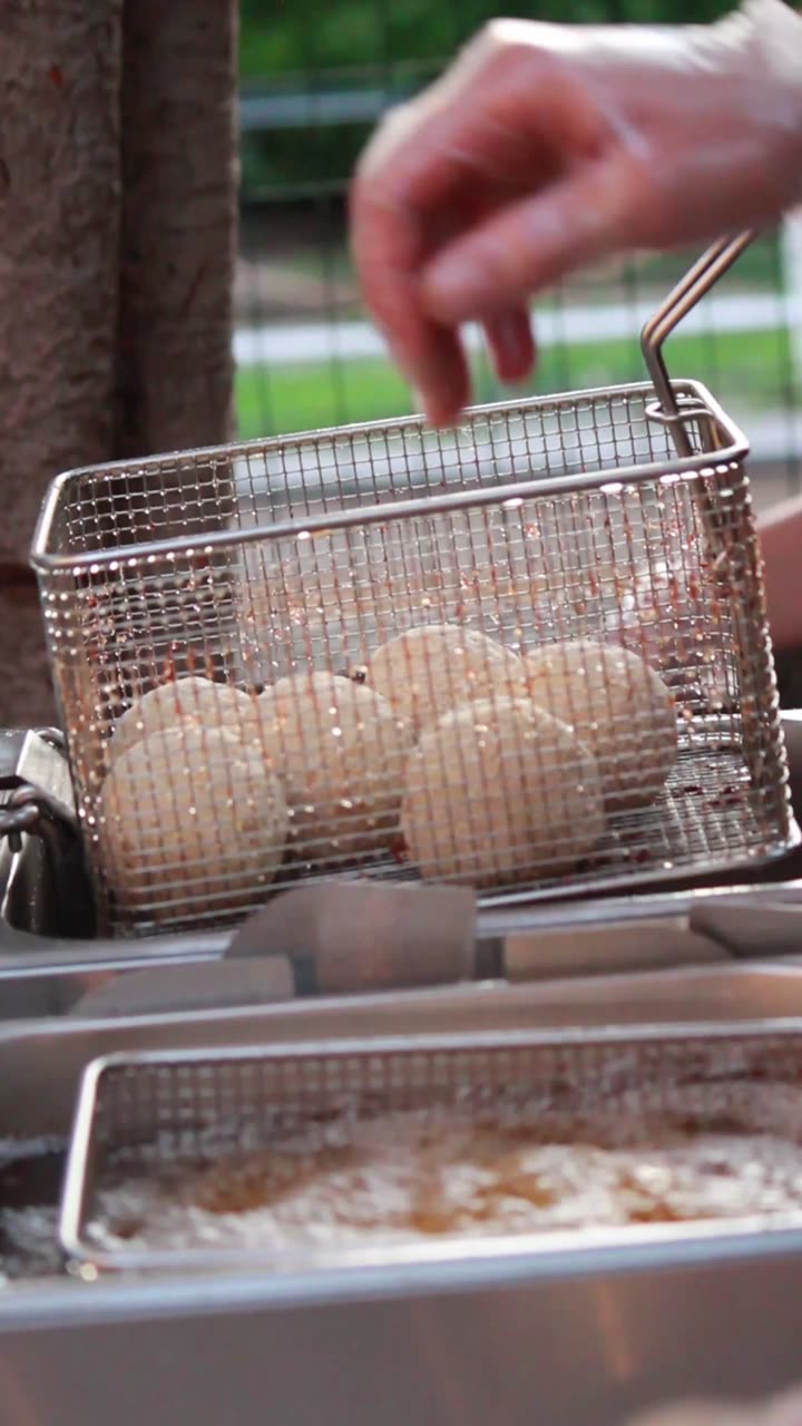 Fotograma de un reel de Rusticheria: croquetas saliendo de la freidora.